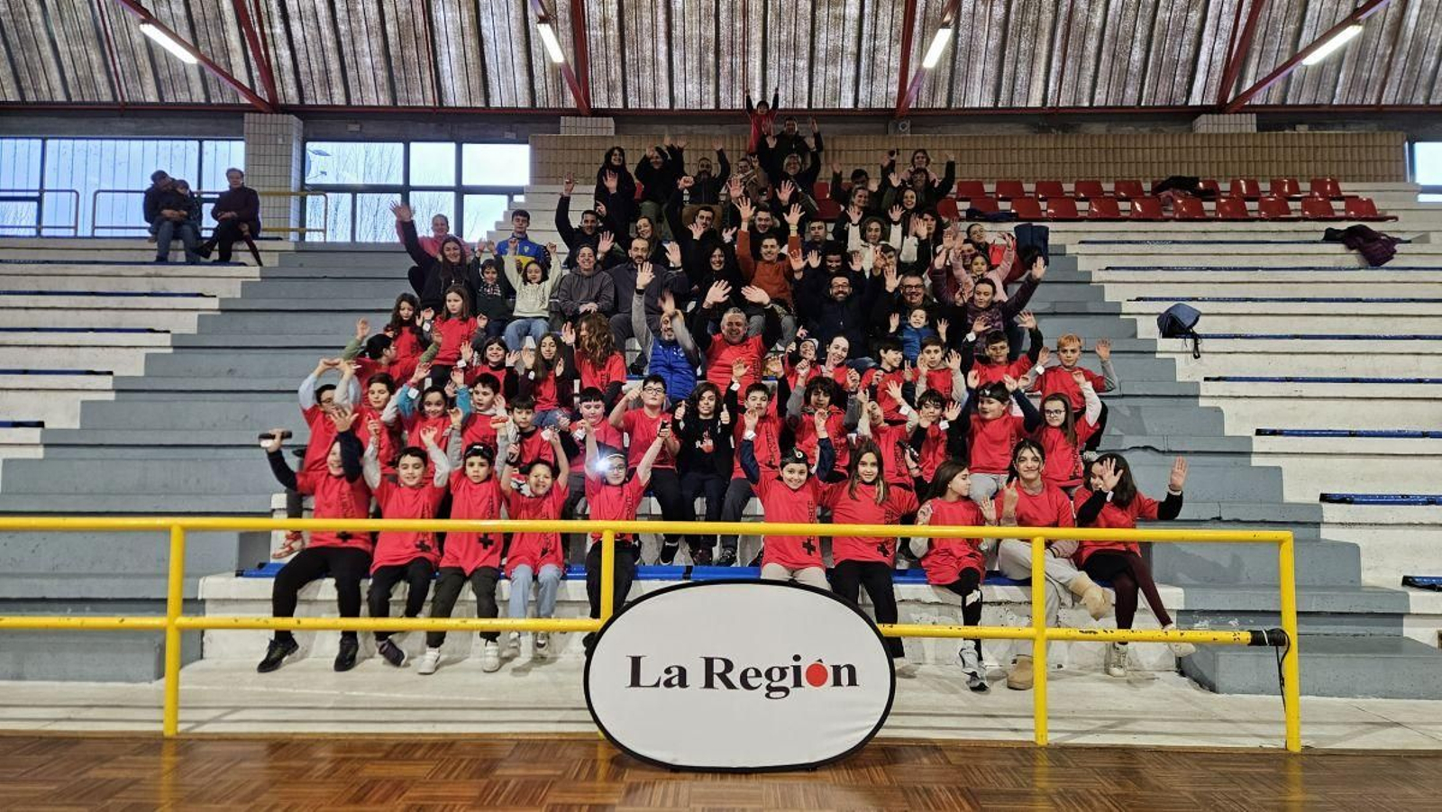Los participantes en la actividad +Deporte y la Liga Escolar de Valdeorras de orientación que se disputó el sábado en el polideportivo O Aguillón de A Rúa.