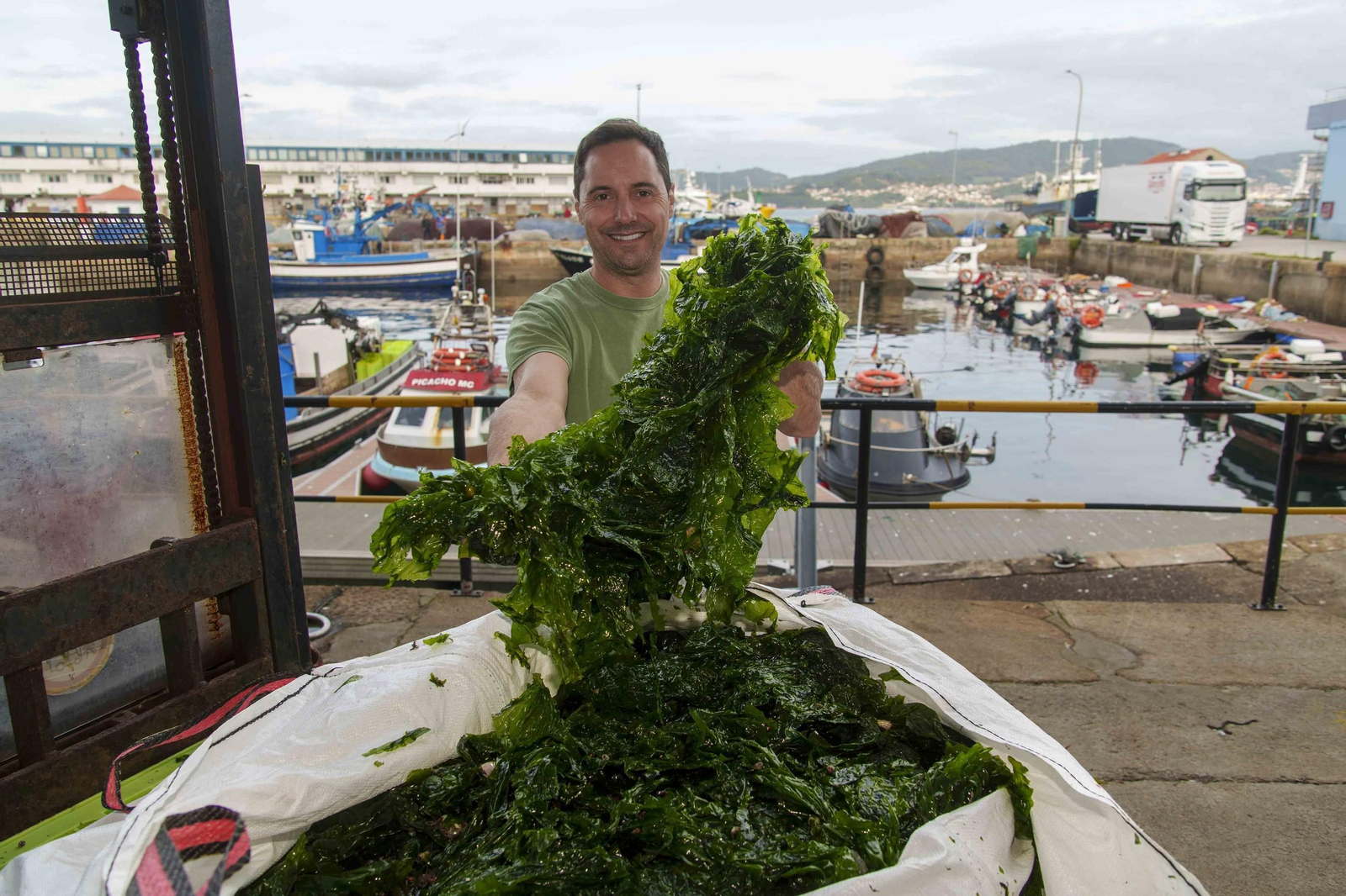 Sergio García, en el puerto de Vigo, mostrando las algas con las que trabaja HQ Seaweed.