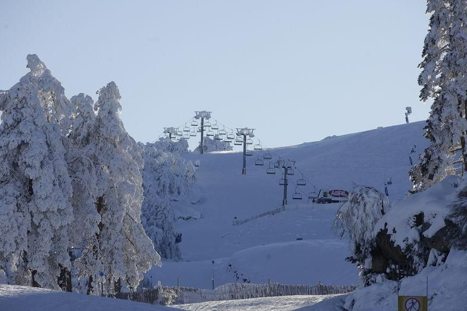 La nieve, protagonista de la jornada en Manzaneda // FOTO: MIGUEL ÁNGEL