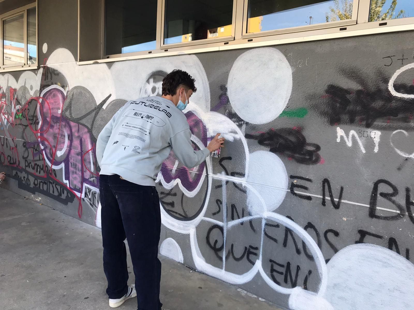 Los jóvenes en Verín trabajan en el mural por la igualdad.
