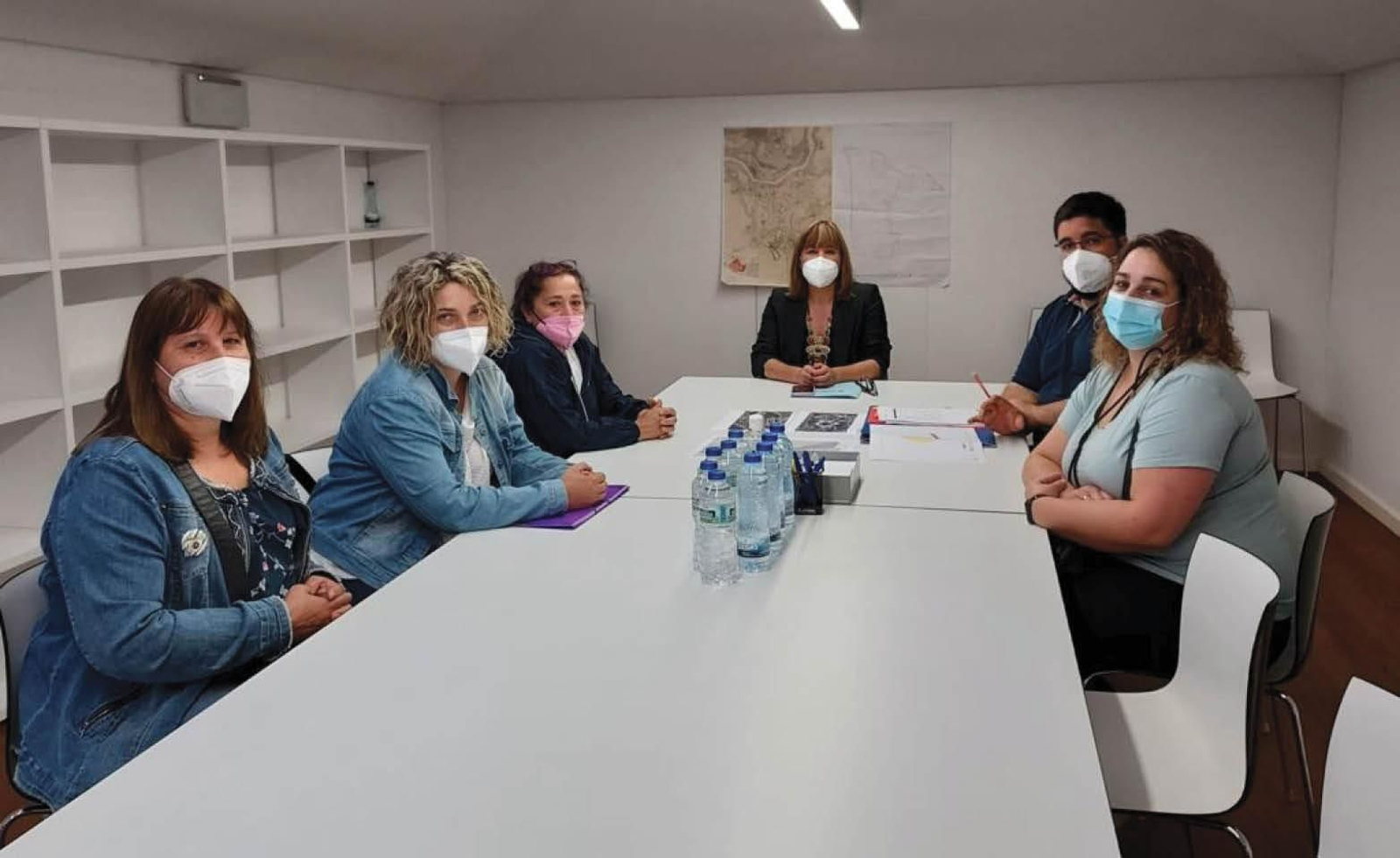 La edil de Urbanismo, Sonia Ogando, ayer con los vecinos.