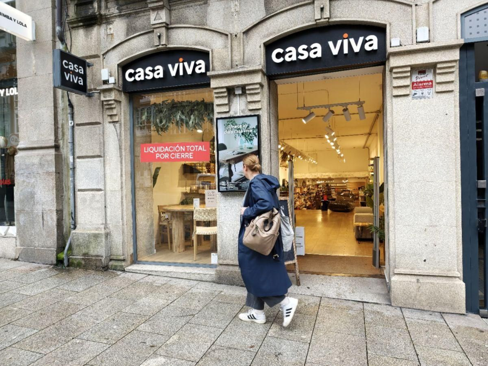 El escaparate de Casa Viva con el cartel de liquidación por cierre.