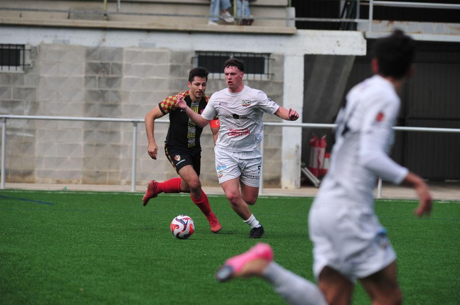 Juan Pablo, defensa del Atlético Arnoia, protege el balón ante un contrario.