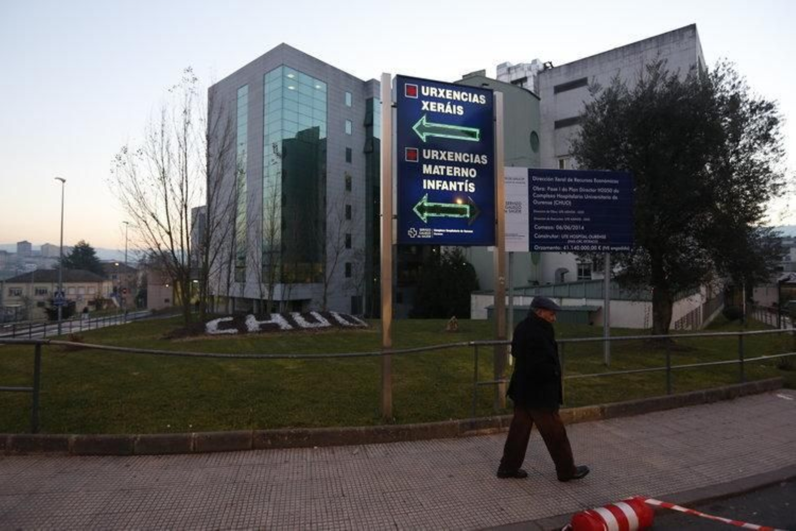 Un hombre pasea en las inmediaciones del CHUO.