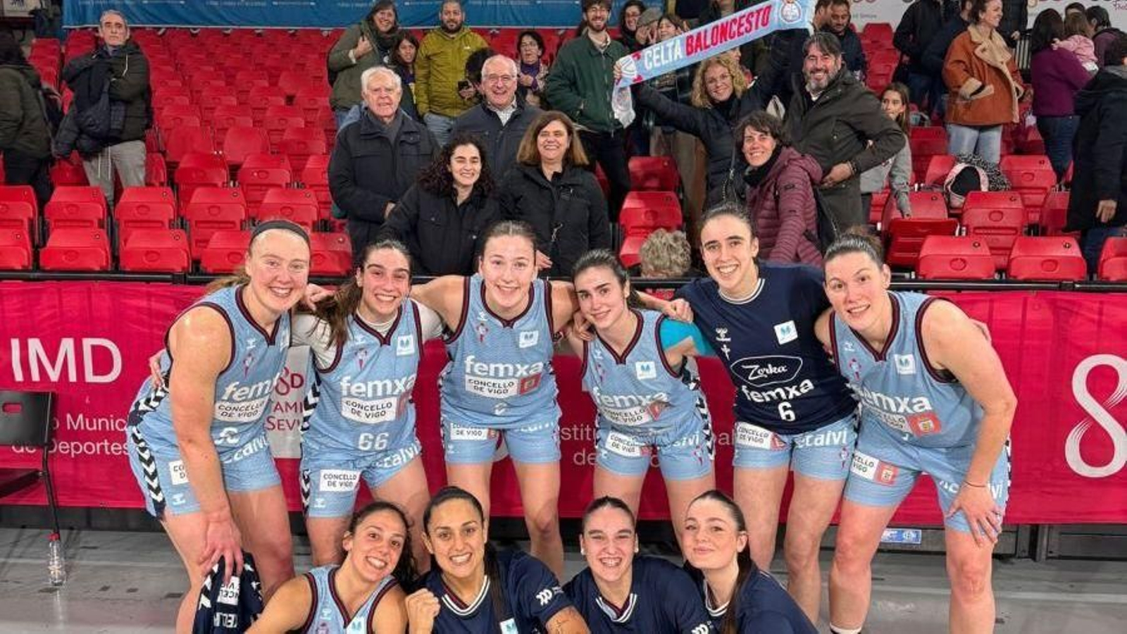 El equipo al completo posó junto a los aficionados célticos en Sevilla.