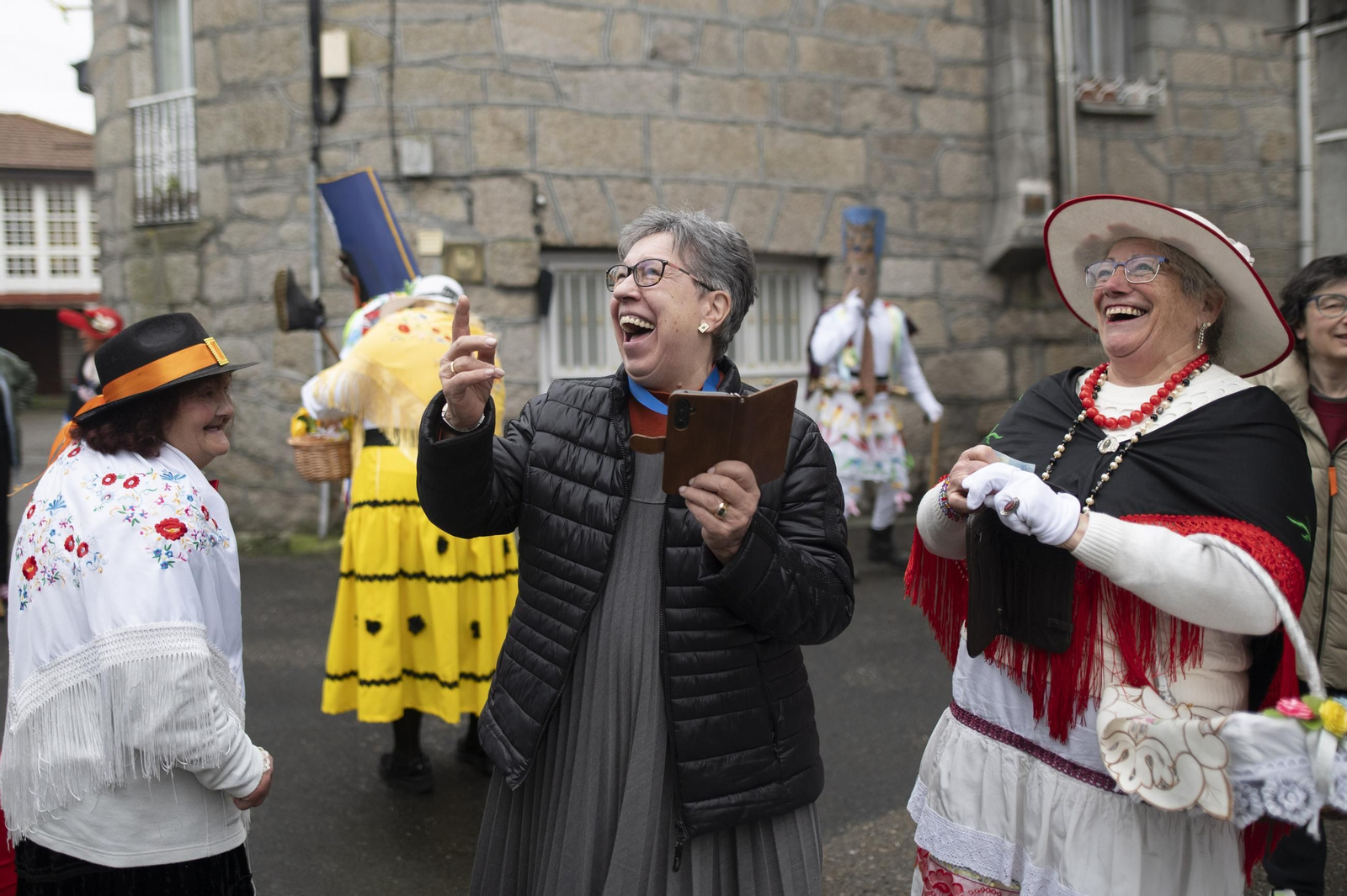 Galería | Felos y Madamas toman las aldeas de Esgos manteniendo viva la tradición