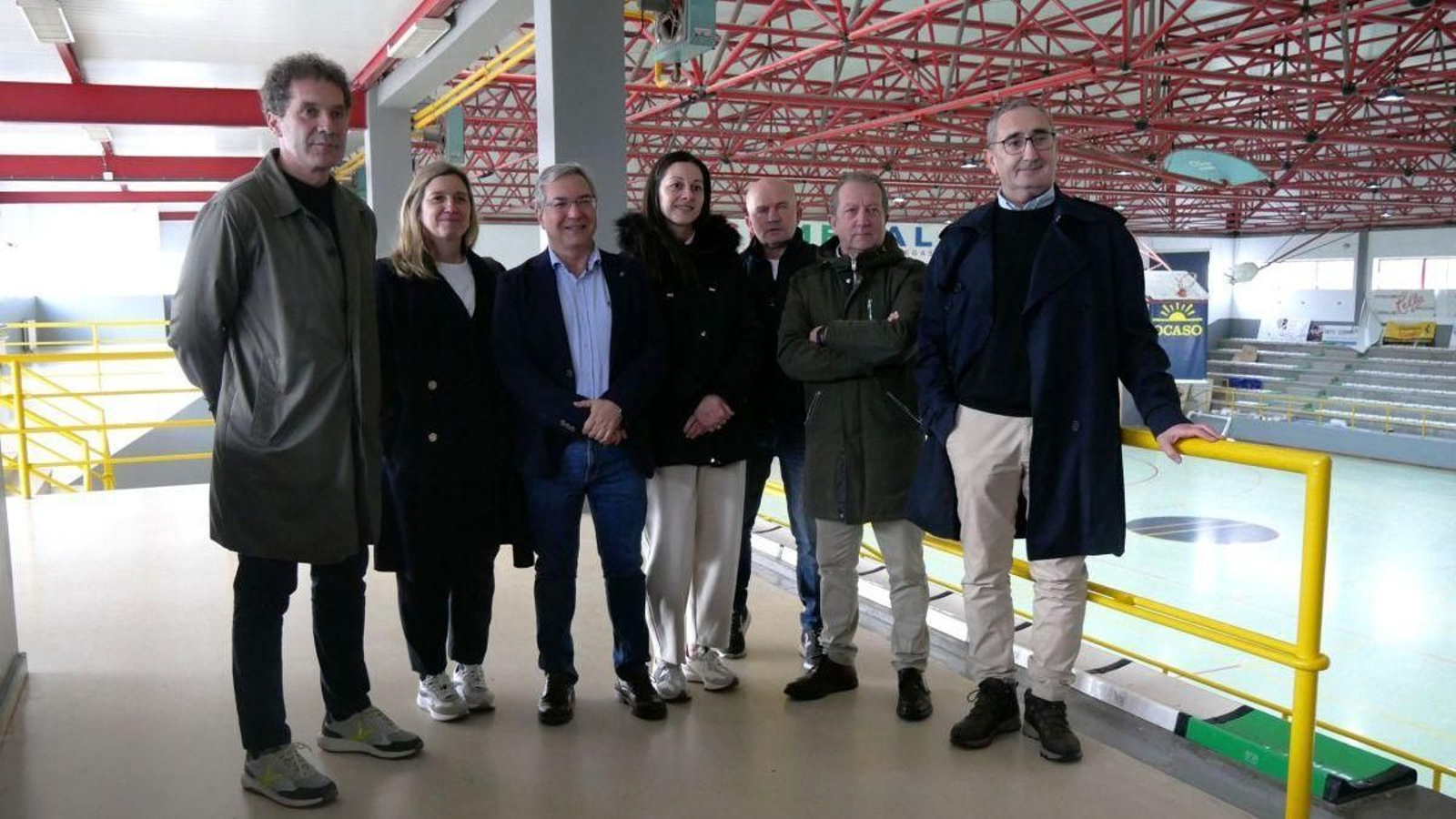 Luis Menor en la visita a las obras realizadas en el pabellón de deportes de Carballiño.