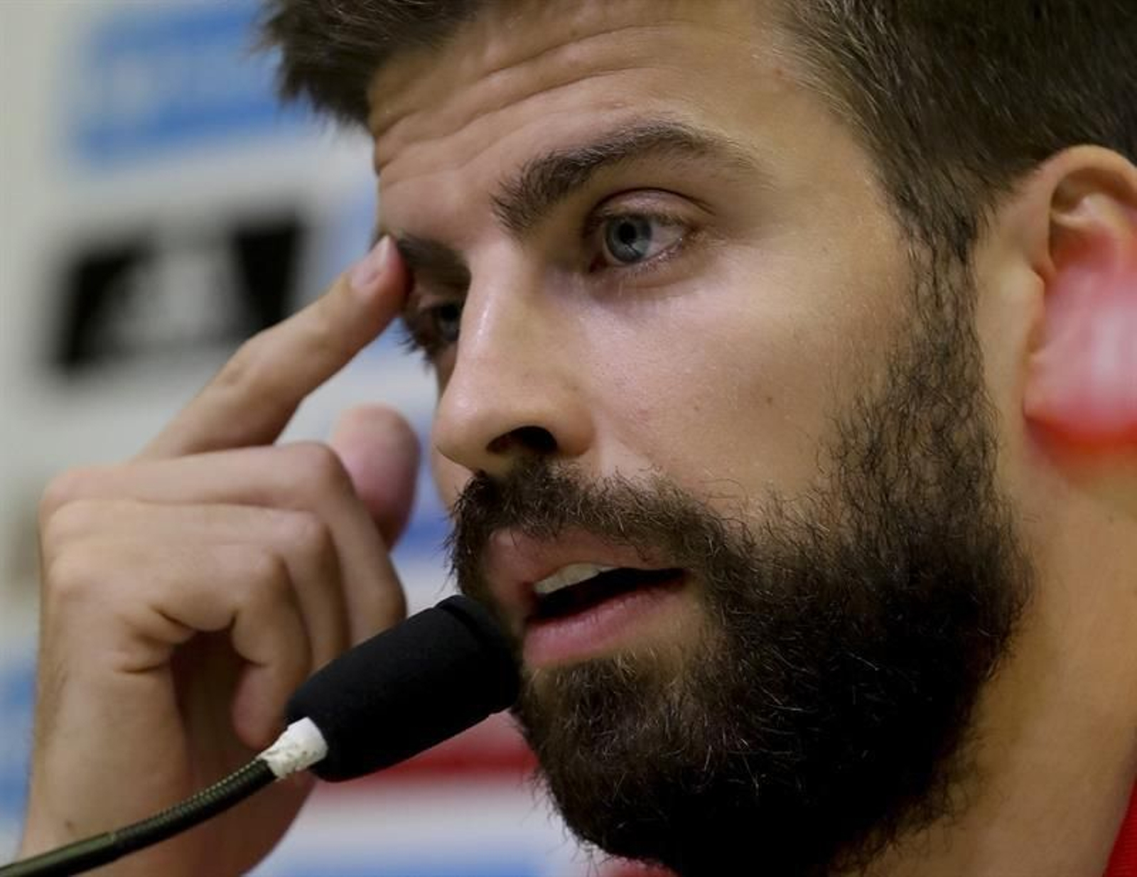 6 El defensa de la selección española de fútbol Gerard Piqué durante la rueda de prensa posterior al entrenamiento realizado hoy en la Ciudad del Fútbol de Las Rozas, donde el equipo prepara los partidos de clasificación para el Mundial de Rusi