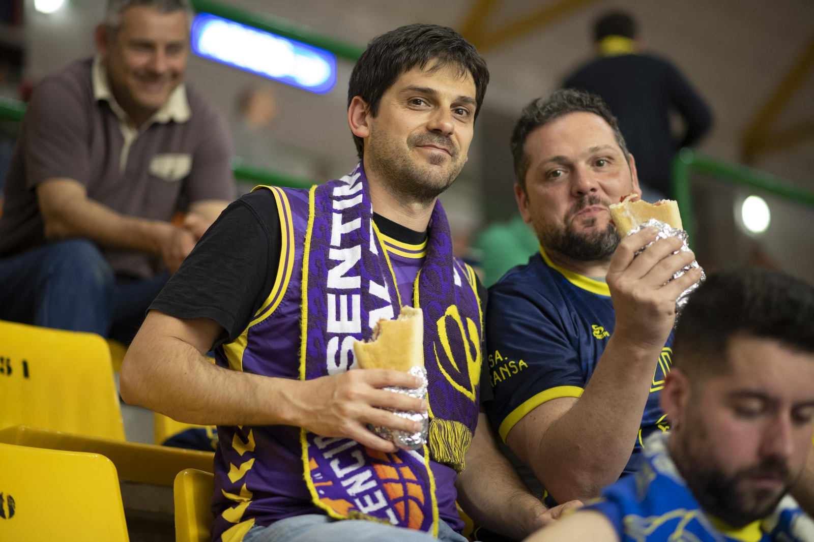 Galería | El Pazo aplaudió a un COB que lo dejó todo ante el Palencia