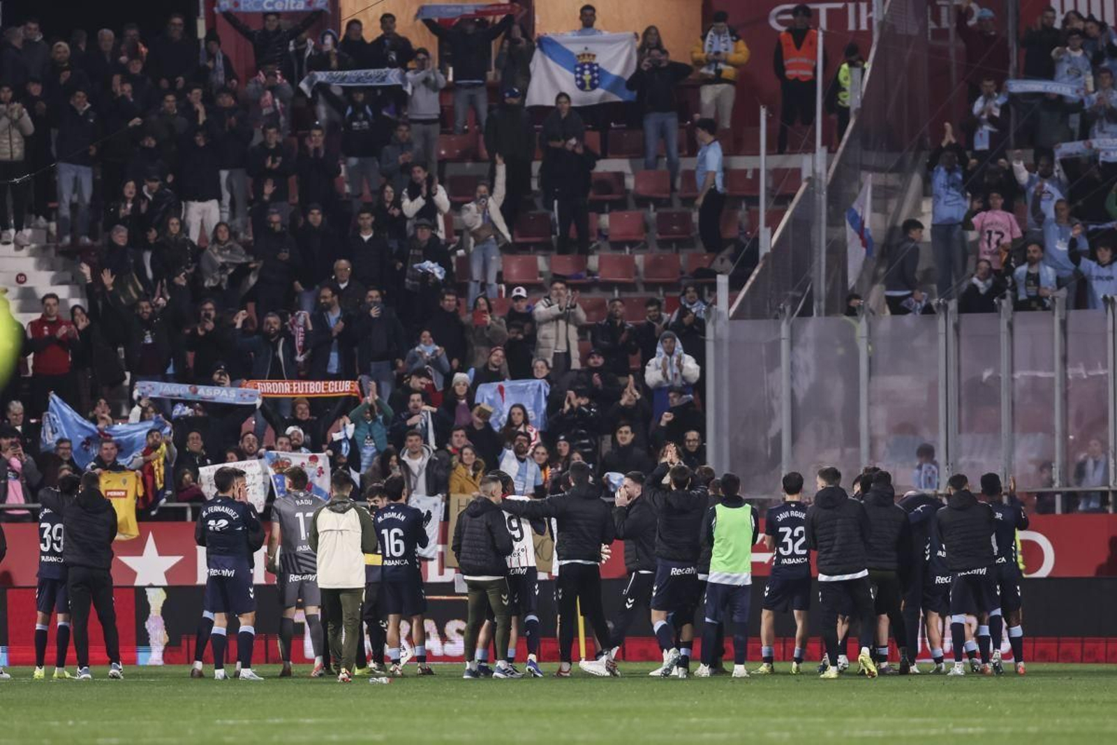 La plantilla celeste celebra con sus aficionados la victoria del domingo en Montilivi.