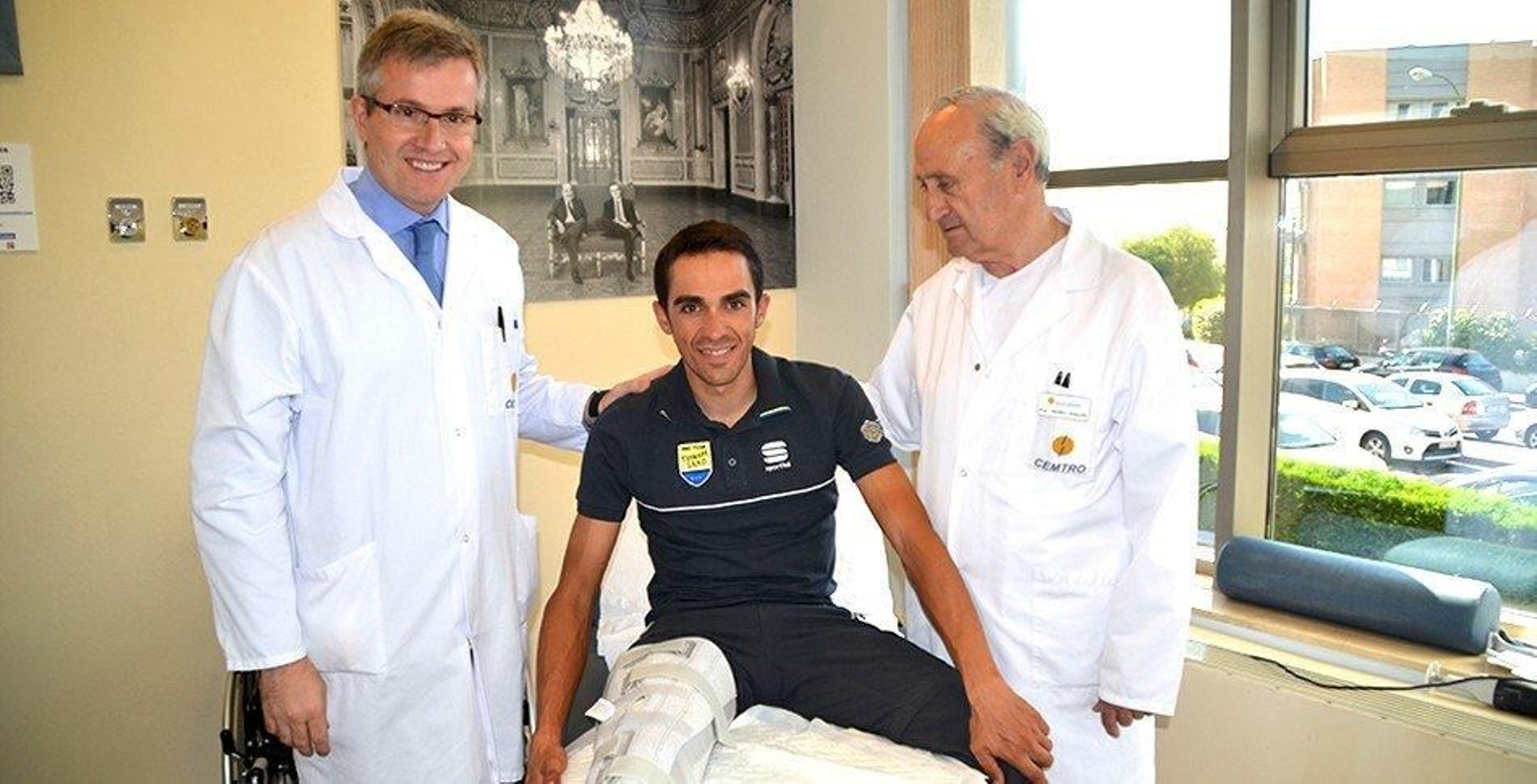 El ourensano Manuel Leyes Vence, en la clínica junto a Alberto Contador y el doctor Pedro Guillén, tras una sesión de tratamiento del ciclista