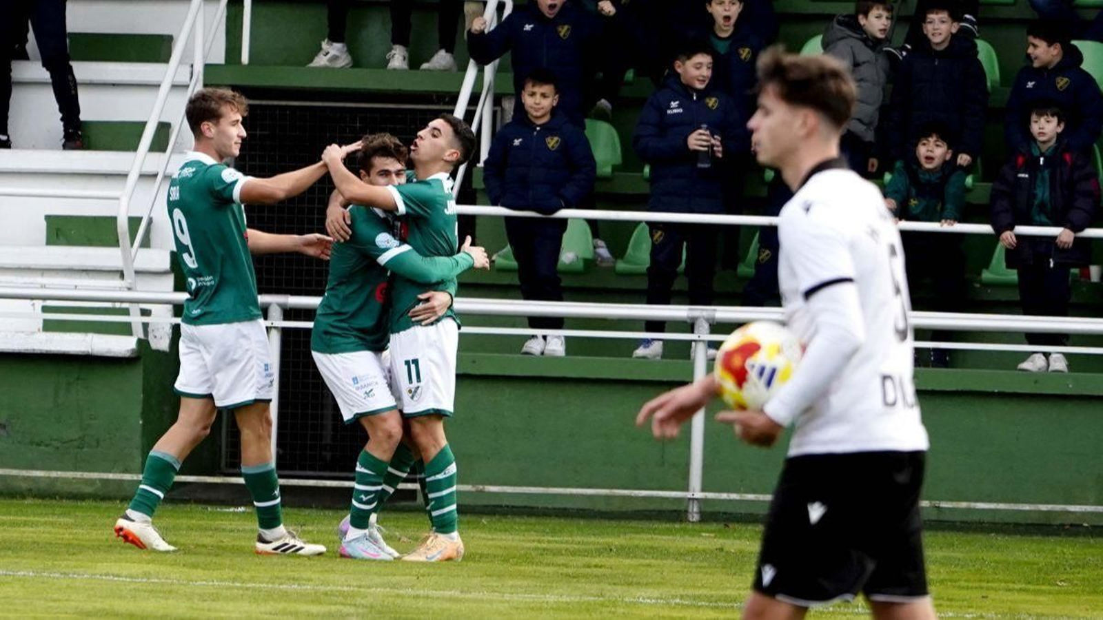 Xabi Sola (i.), autor de un hat trick, celebra junto a Naveira (c.) uno de los dos goles de Javi González (d.).