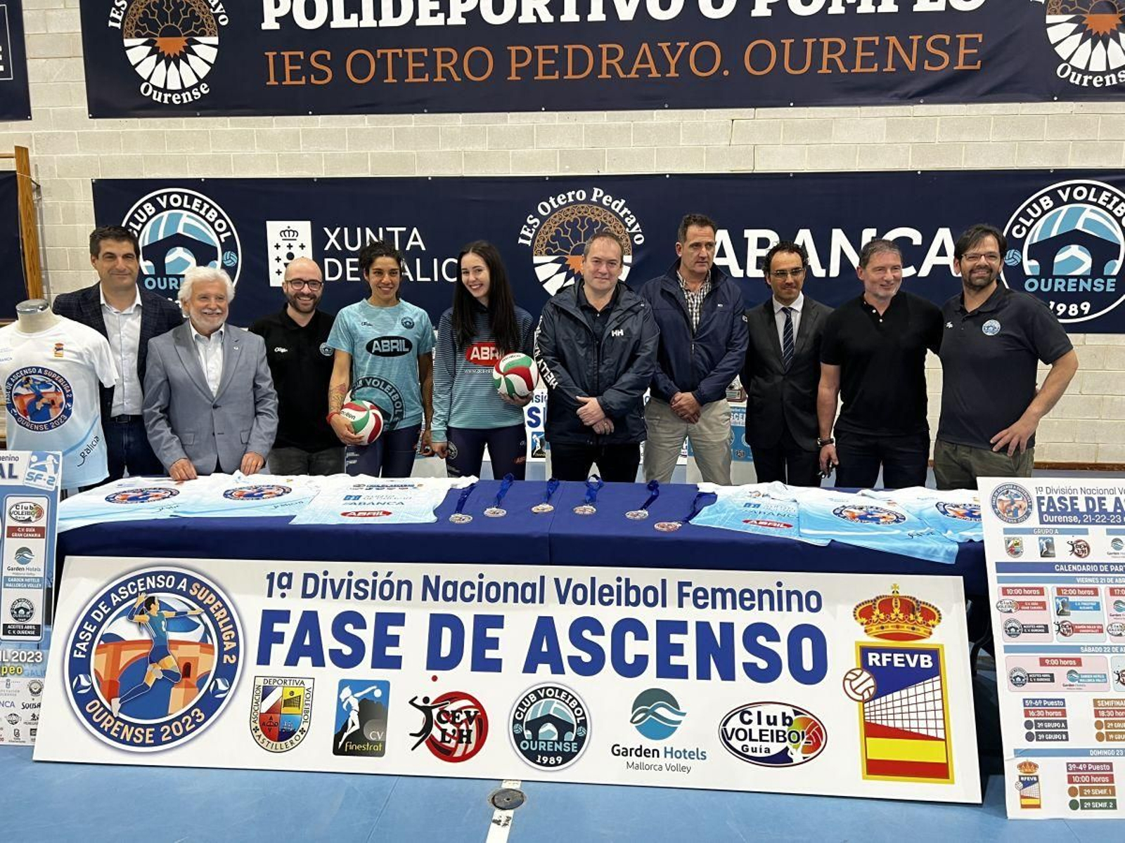 El acto de presentación oficial de la fase final de la Primera División del voleibol femenino nacional, ayer en O Pompeo.