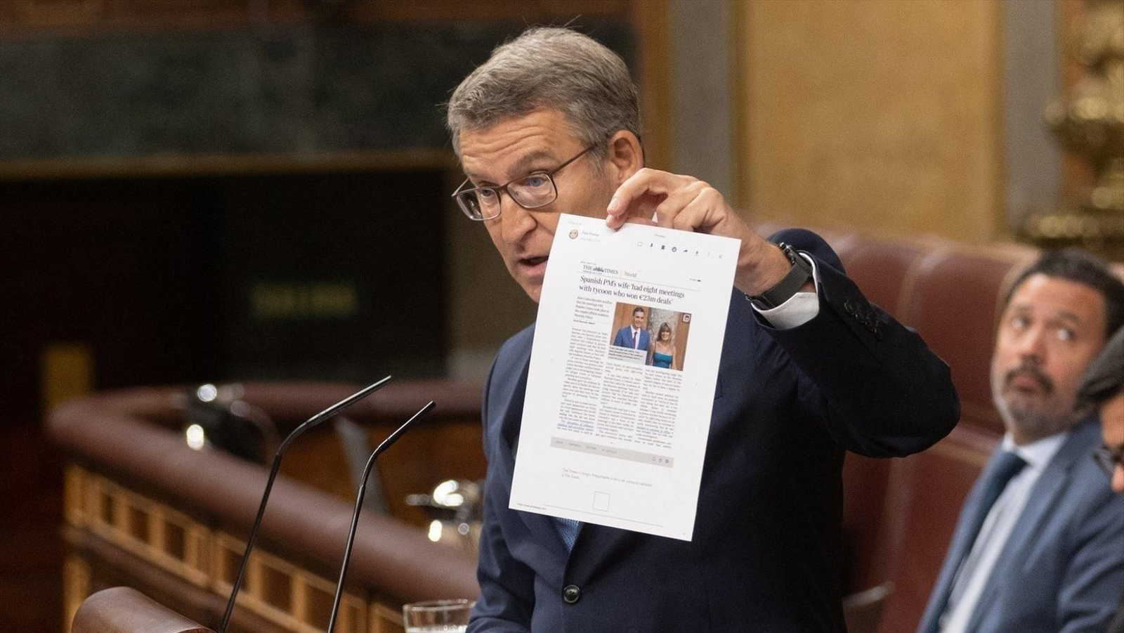 El presidente del Partido Popular, Alberto Núñez Feijóo, interviene durante una sesión extraordinaria en el Congreso de los Diputados. // E.P.