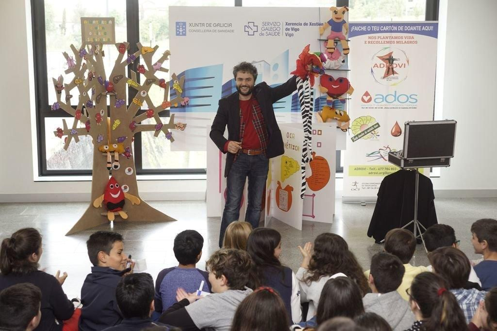 El Mago Calí puso el broche final al acto del Día Mundial de los Donantes.