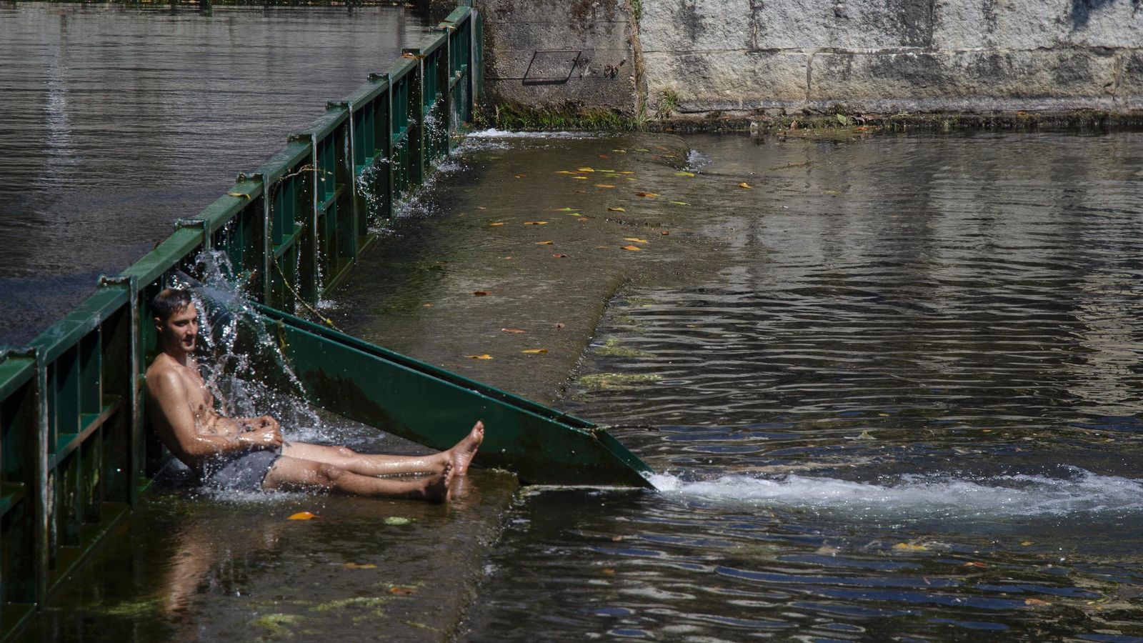 Estampa costumbrista de un día de calor en Ourense