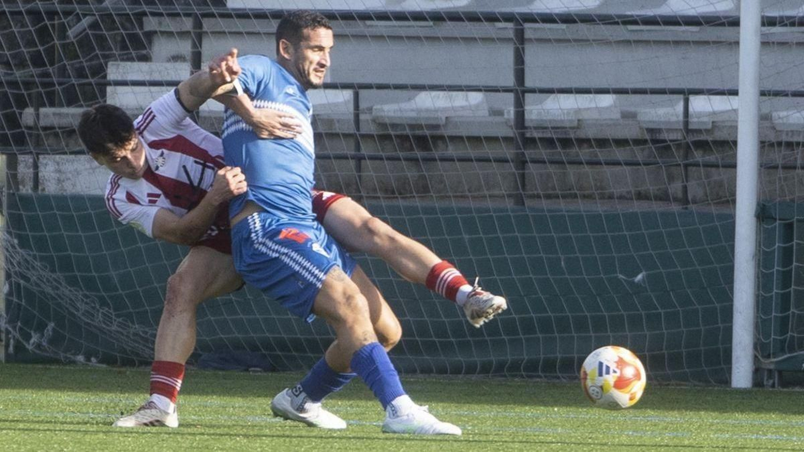 Gastón Cellerino ejecuta un pase tras proteger una pelota, la especialidad de la casa del argentino.