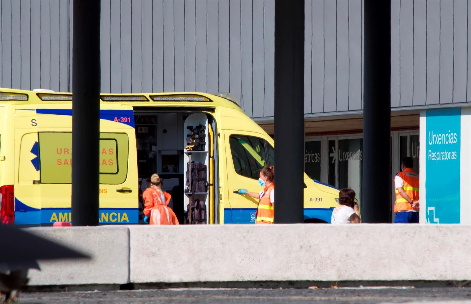 Una ambulancia en la zona de urgencias del hospital HULA, de Lugo. // EFE