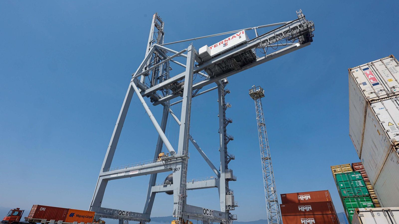 Galería | Una supergrúa de 110 metros se instala en Guixar