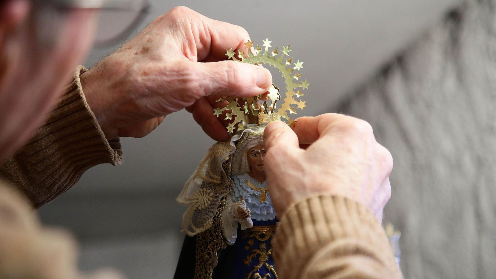 El artesano cordobés con una de las piezas.