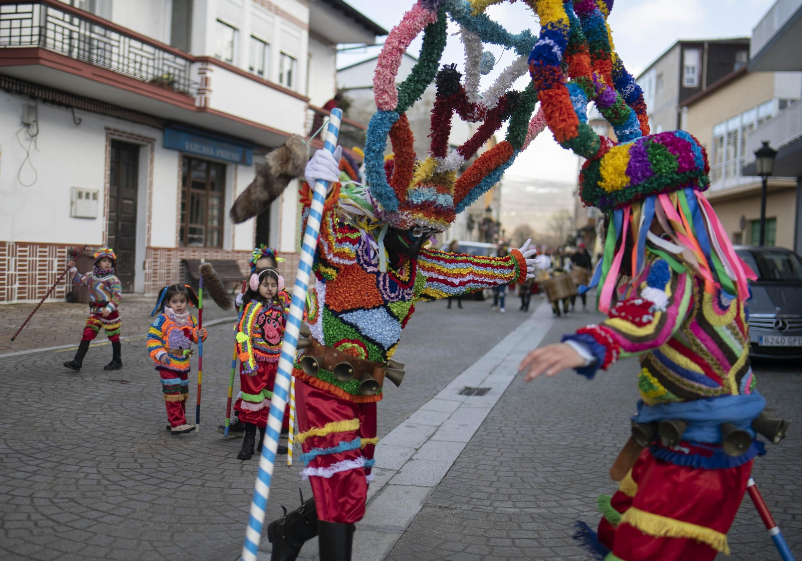 Galería | Viana do Bolo da inicio a su Entroido con el folión femenino
