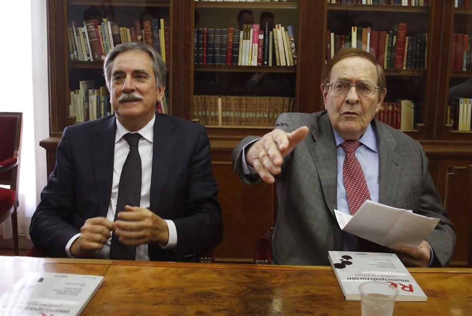 El catedrático de Estructura Económica Ramón Tamames (d) (EFE)