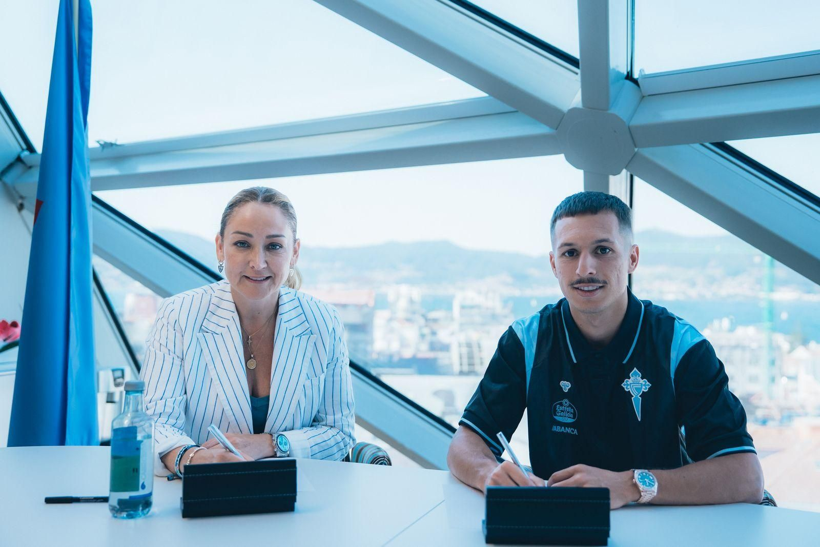 La presidenta del Celta, Marián Mouriño, firma con Bryan Zaragoza el contrato que los une.