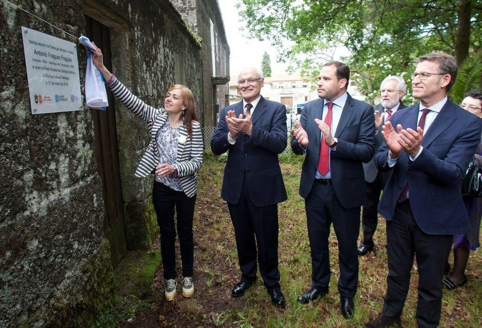 A sobriña neta de Fraguas, Carolina Álvarez, descobre a placa ante Freixanes, Jorge Cuvela, Santalices e Núñez Feijóo.