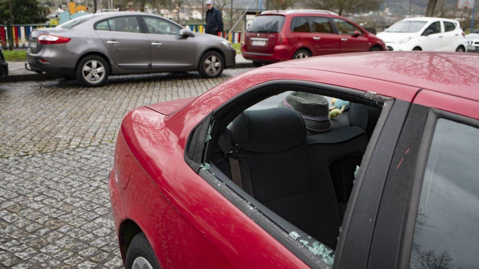 Entre los coches dañados se encontraba un Alfa Romeo estacionado en la calle Xosé Luis López Cid.