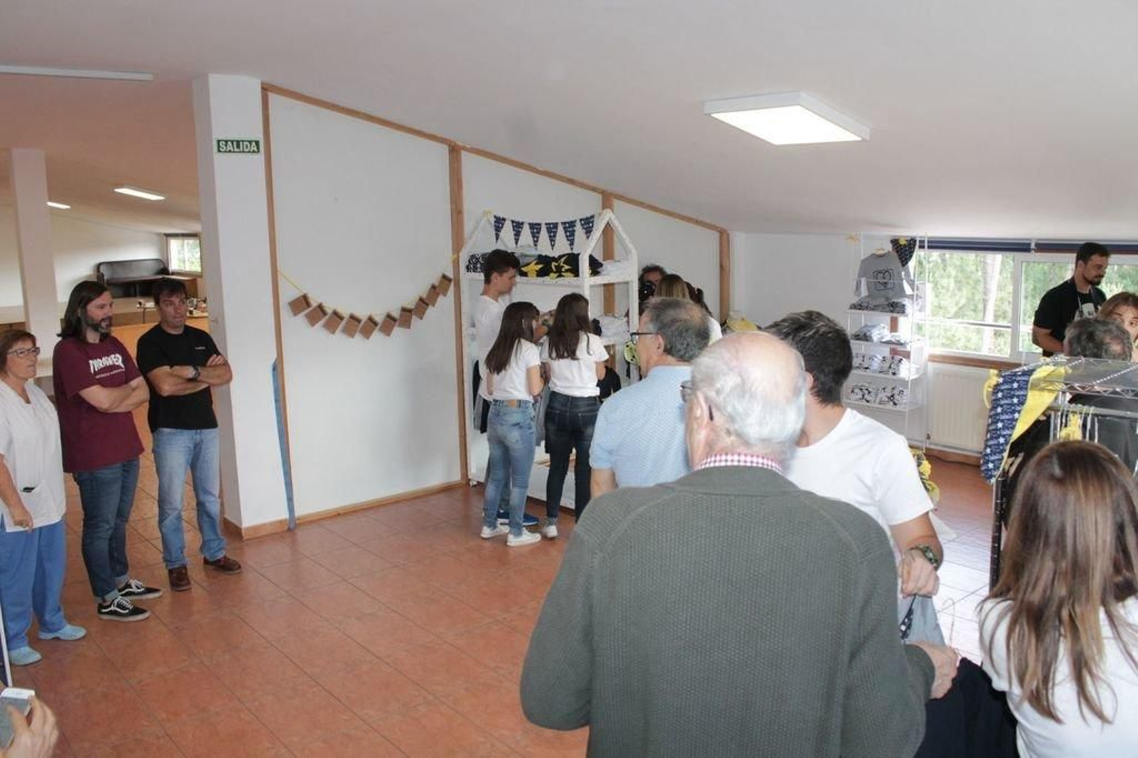 Miembros, docentes y usuarios del centro nigranés presenciaron en la mañana de ayer la apertura y las primeras ventas realizadas desde la tienda "Juan María by Lolola".