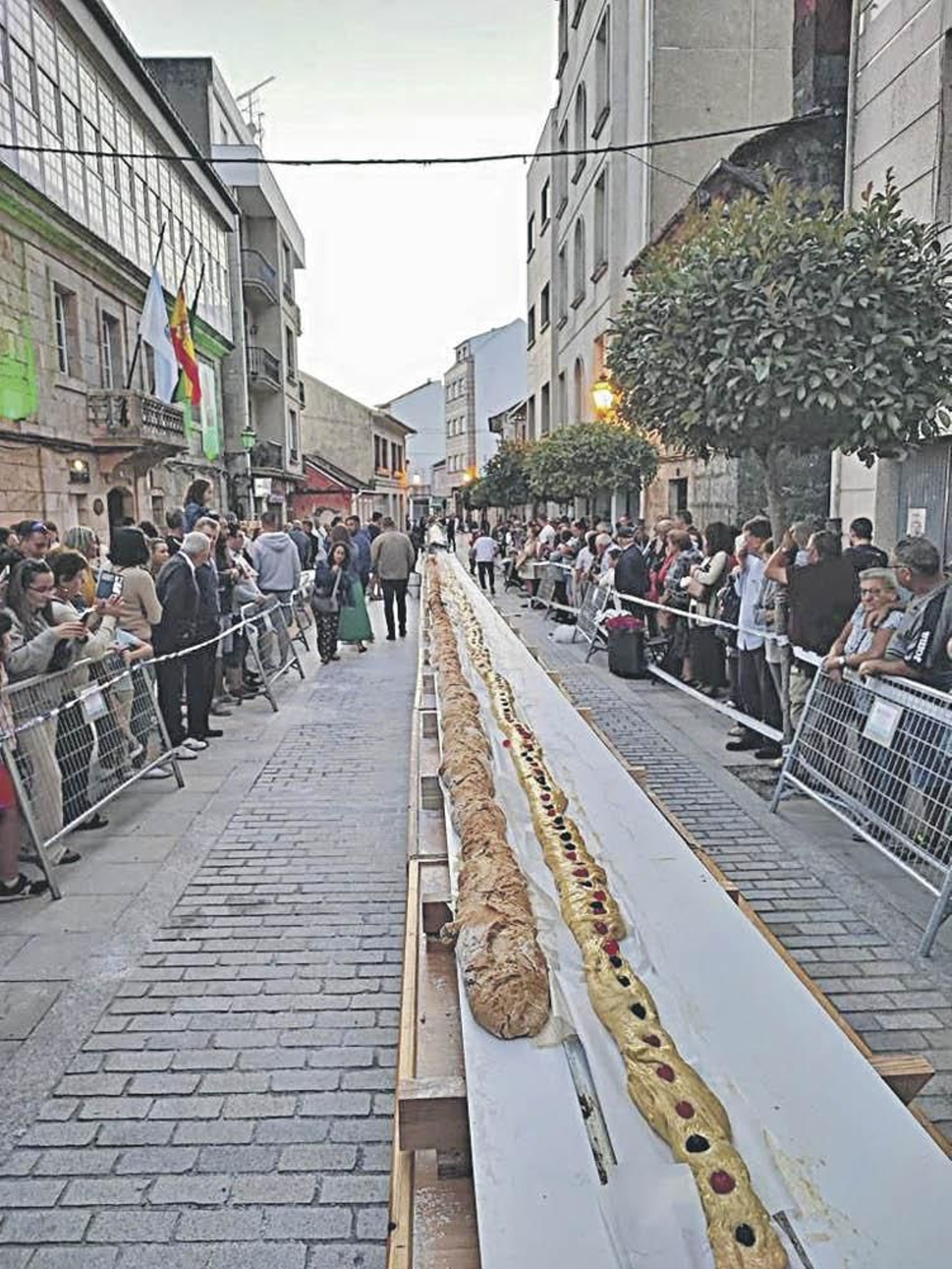 Gran expectación en la calle Oriente por el bocadillo gigante.