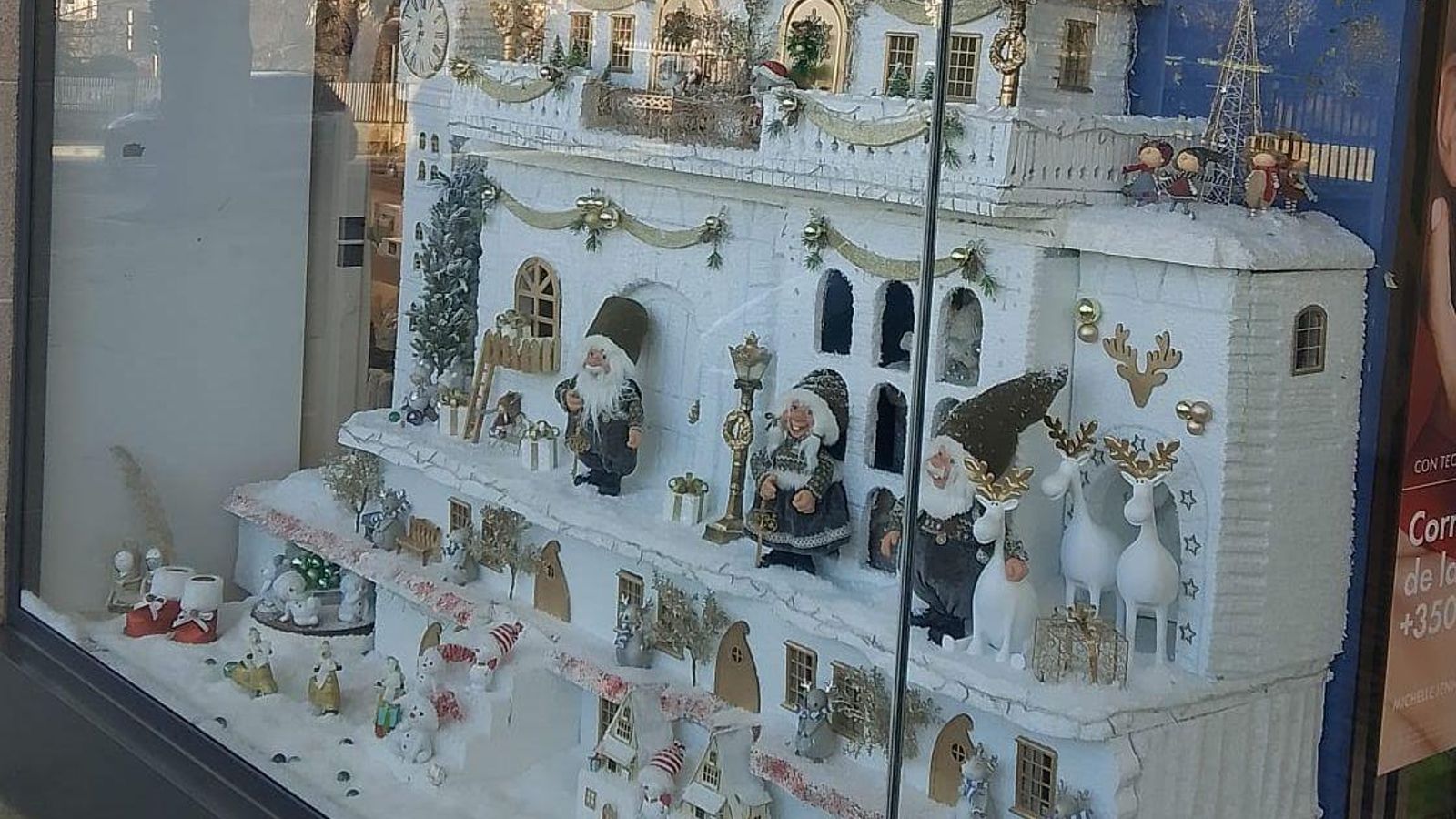 A decoración do escaparate Farmacia Páez resultou gañadora.