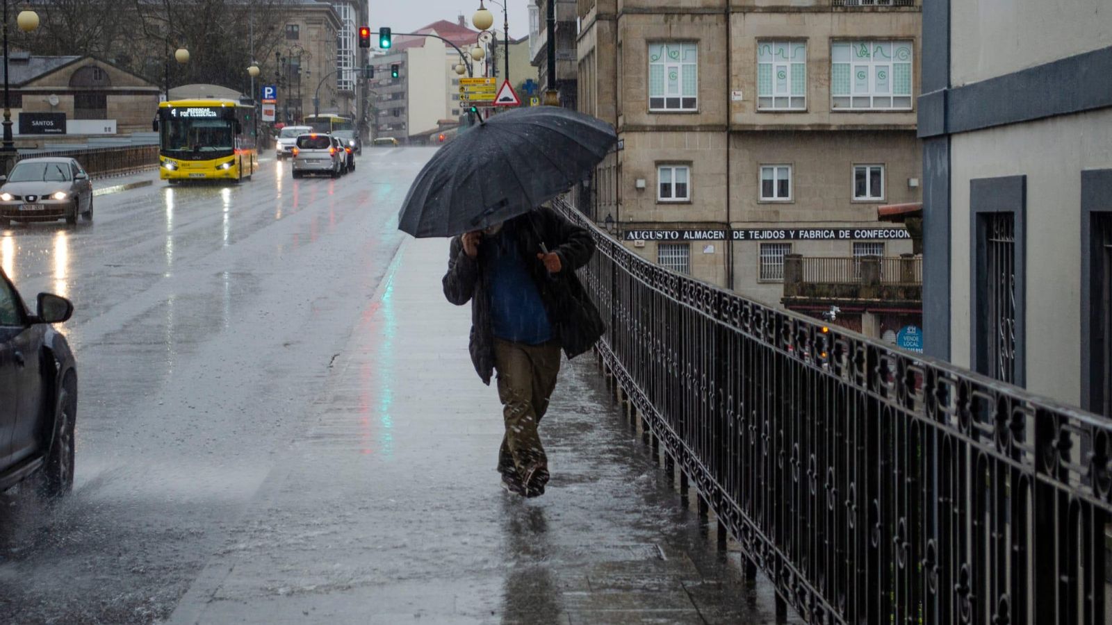 Una persona salpicada por la lluvia en Ourense