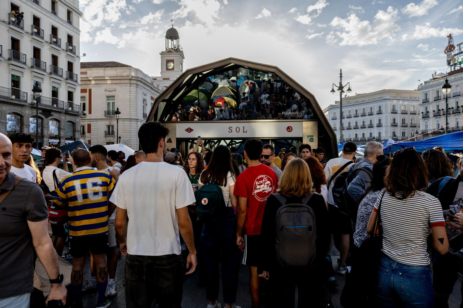 Galería | La acampada de Sol por una vivienda digna se sigue extendiendo y los congregados insisten en esta medida de presión