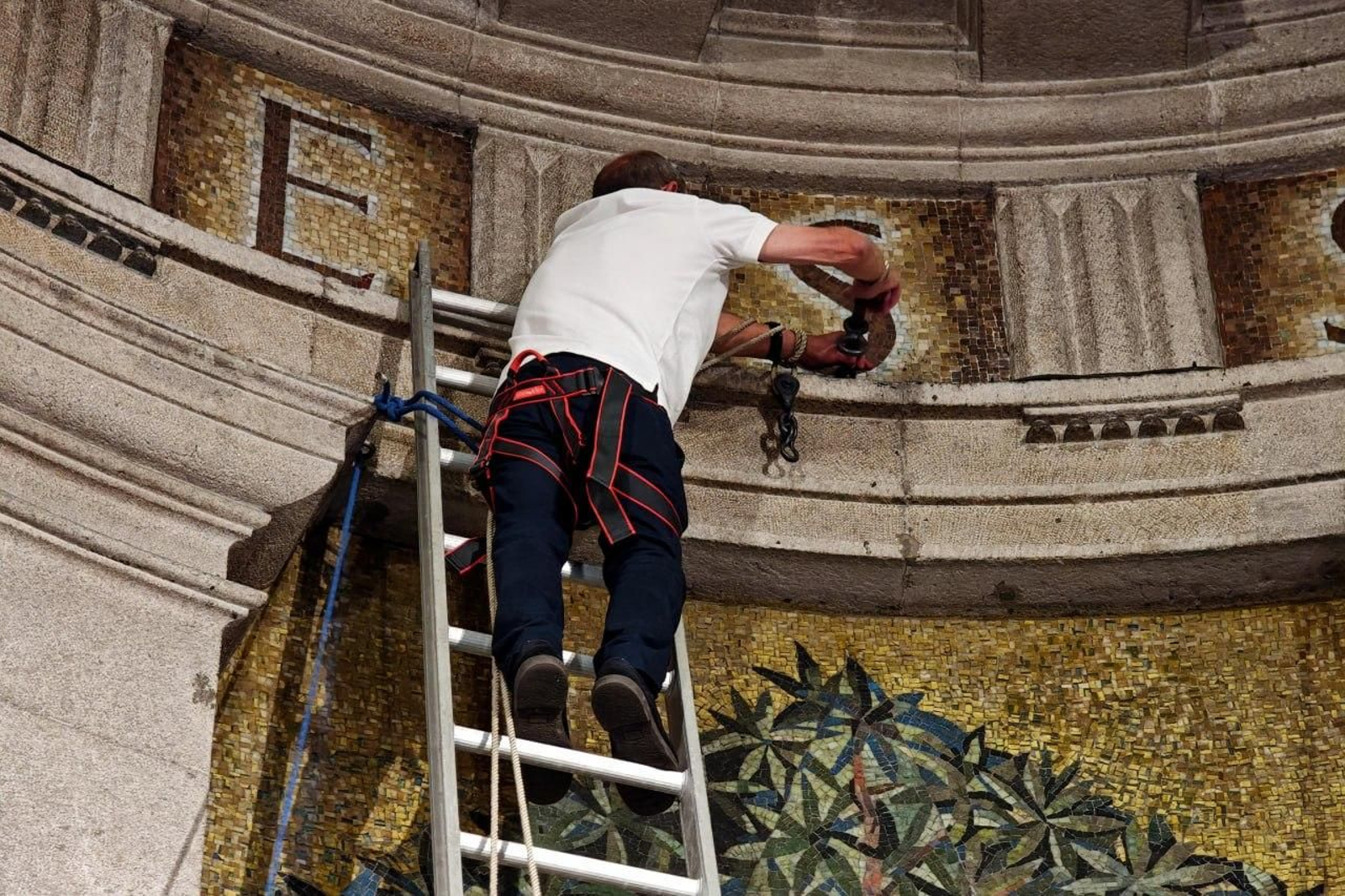 Galería | Vigo vive el pregón y el descendimiento del Cristo da Victoria