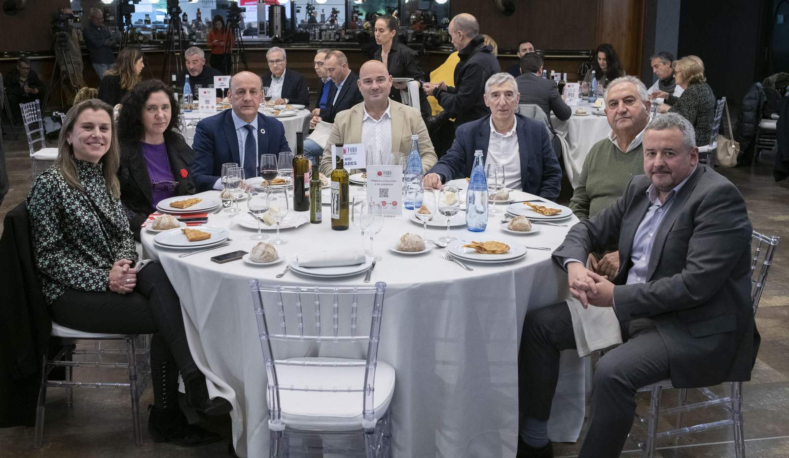 RÍO XARES: Natalia González, portavoz municipal del PSOE en el Concello de Ourense; Rosa Arcos, jefa de Gabinete de Valentín González Formoso; Adolfo Pérez, portavoz de Turismo del Grupo Parlamentario Socialista en el Congreso de los Diputados; Jano Fraga, presidente de la Escudería Ourense; Pepe Alfaro, director de Publicidad de La Región; José Manuel Fernández, alcalde del Concello de Paderne de Allariz, y Xosé Rúas, concelleiro del PSOE en Ourense. (XESÚS FARIÑAS)