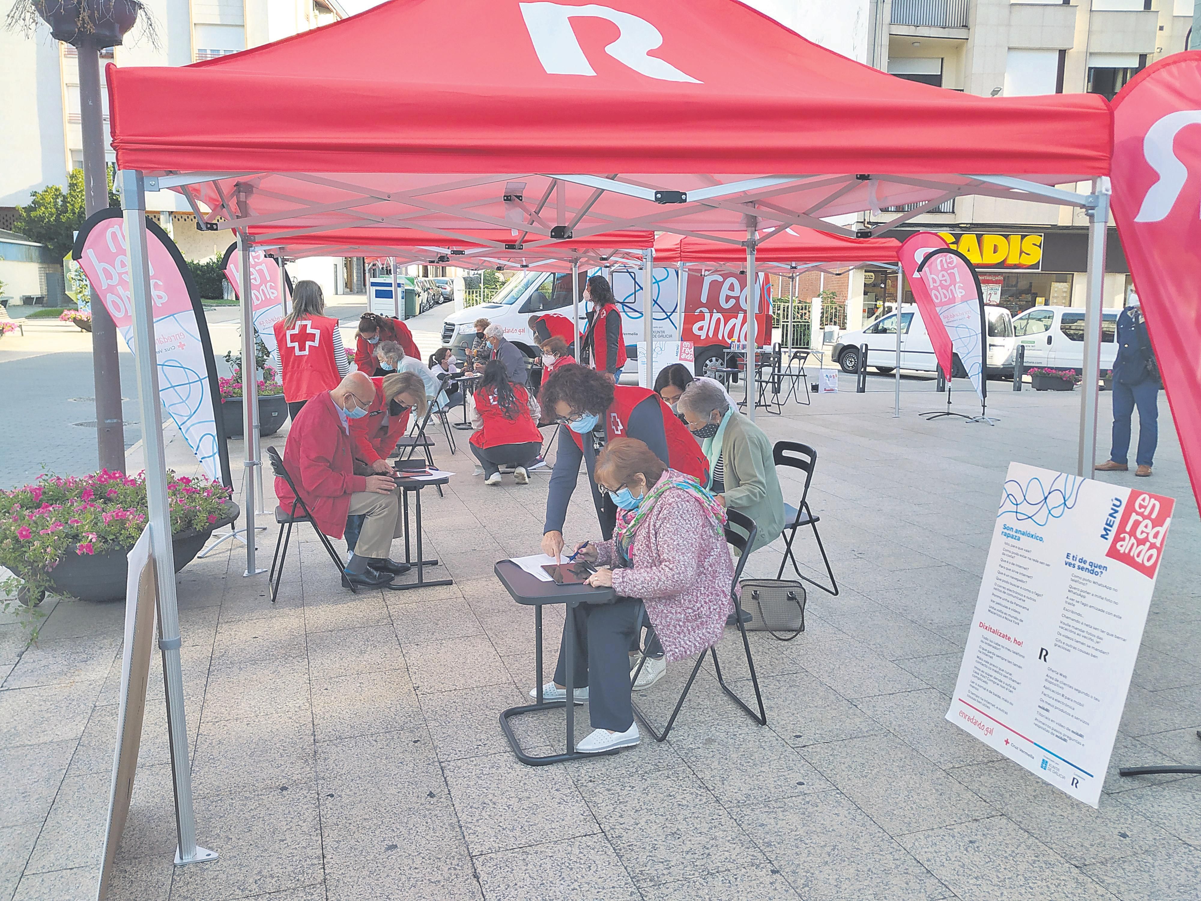 Participantes en las actividades que Cruz Roja promovió en la Praza do Concello. (J.C.)