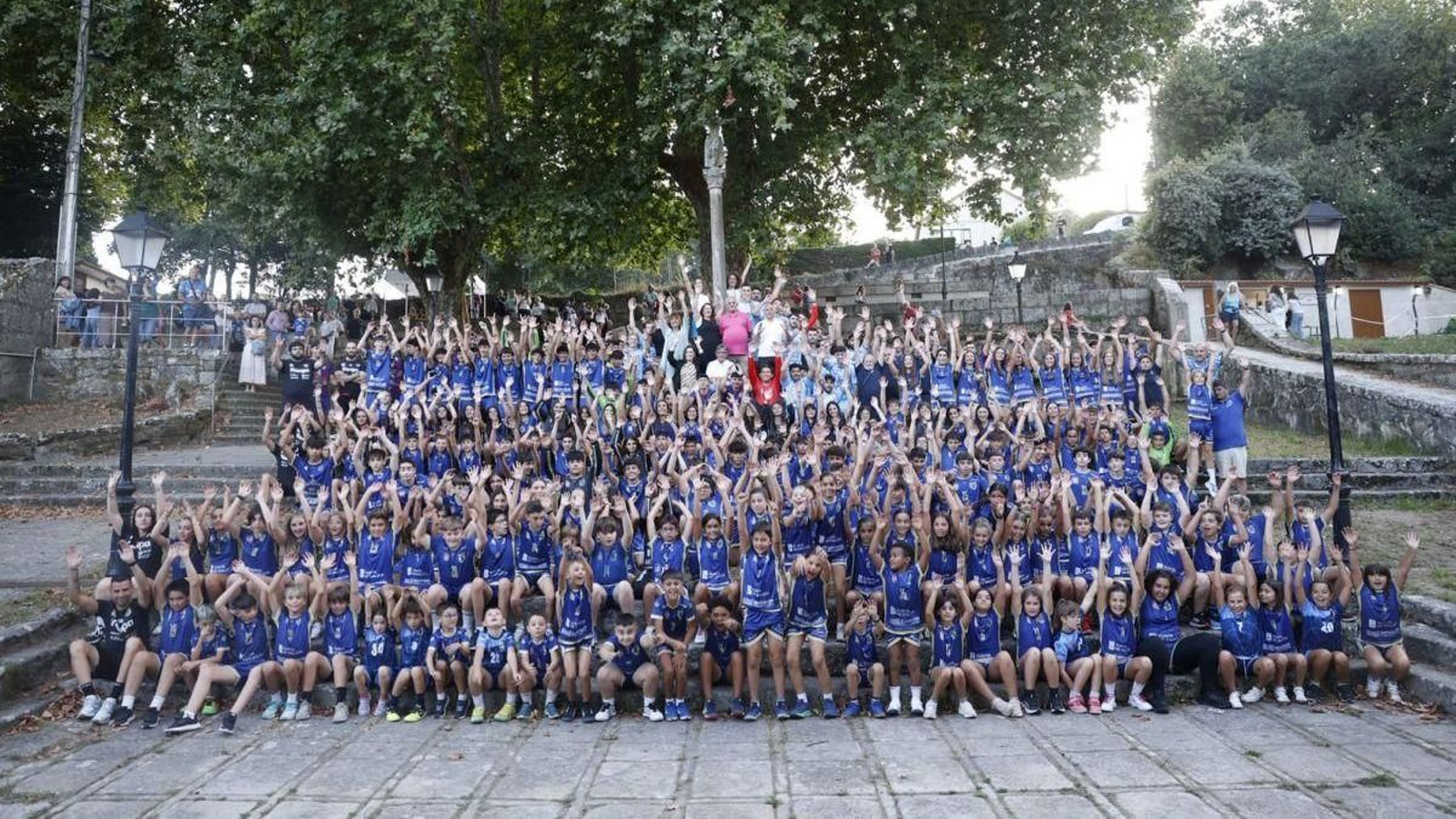 La gran familia del Balonmán Cangas vivió ayer otra feliz puesta de largo veraniega en Darbo.