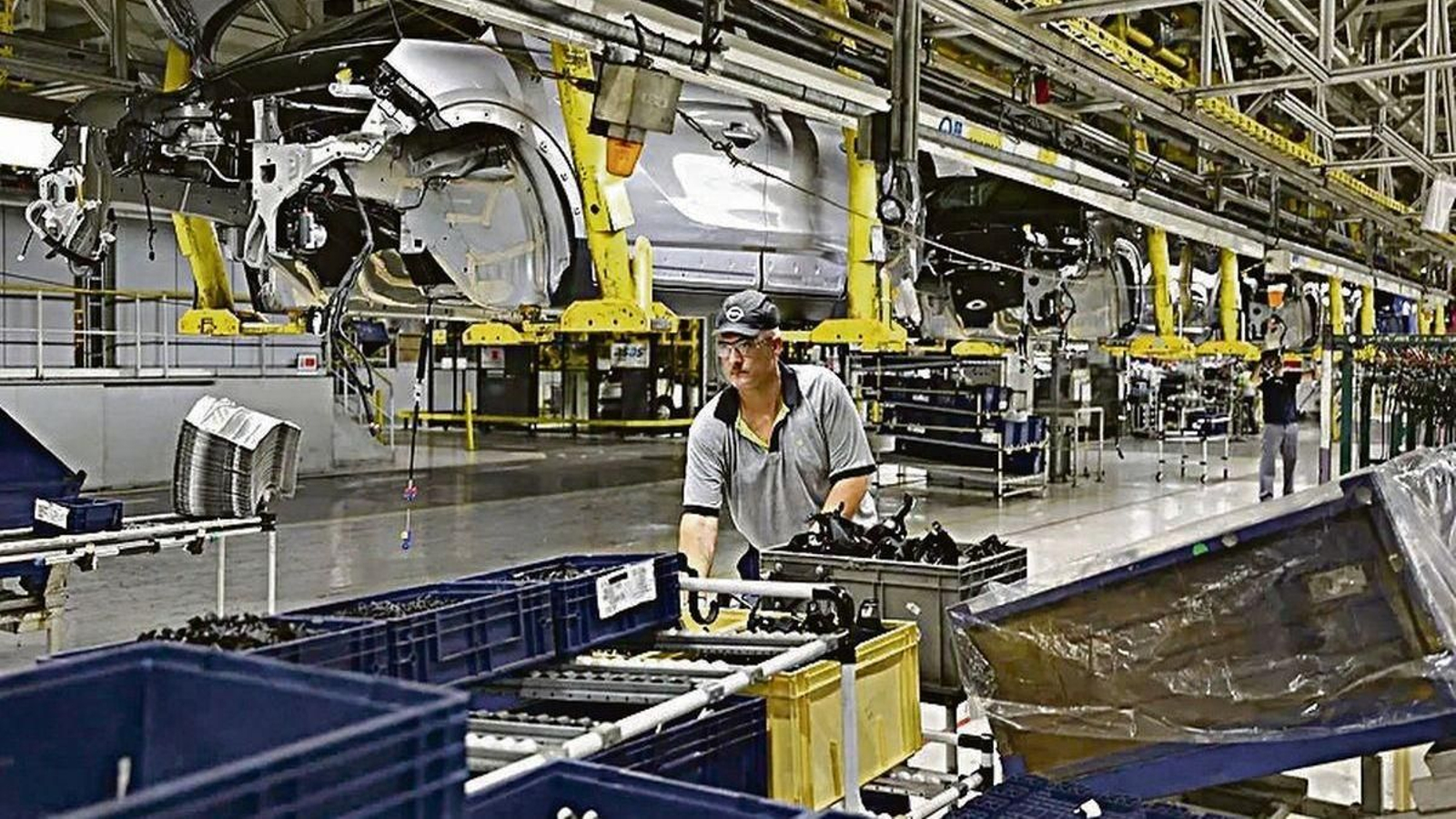 Un trabajador en una planta de automoción.