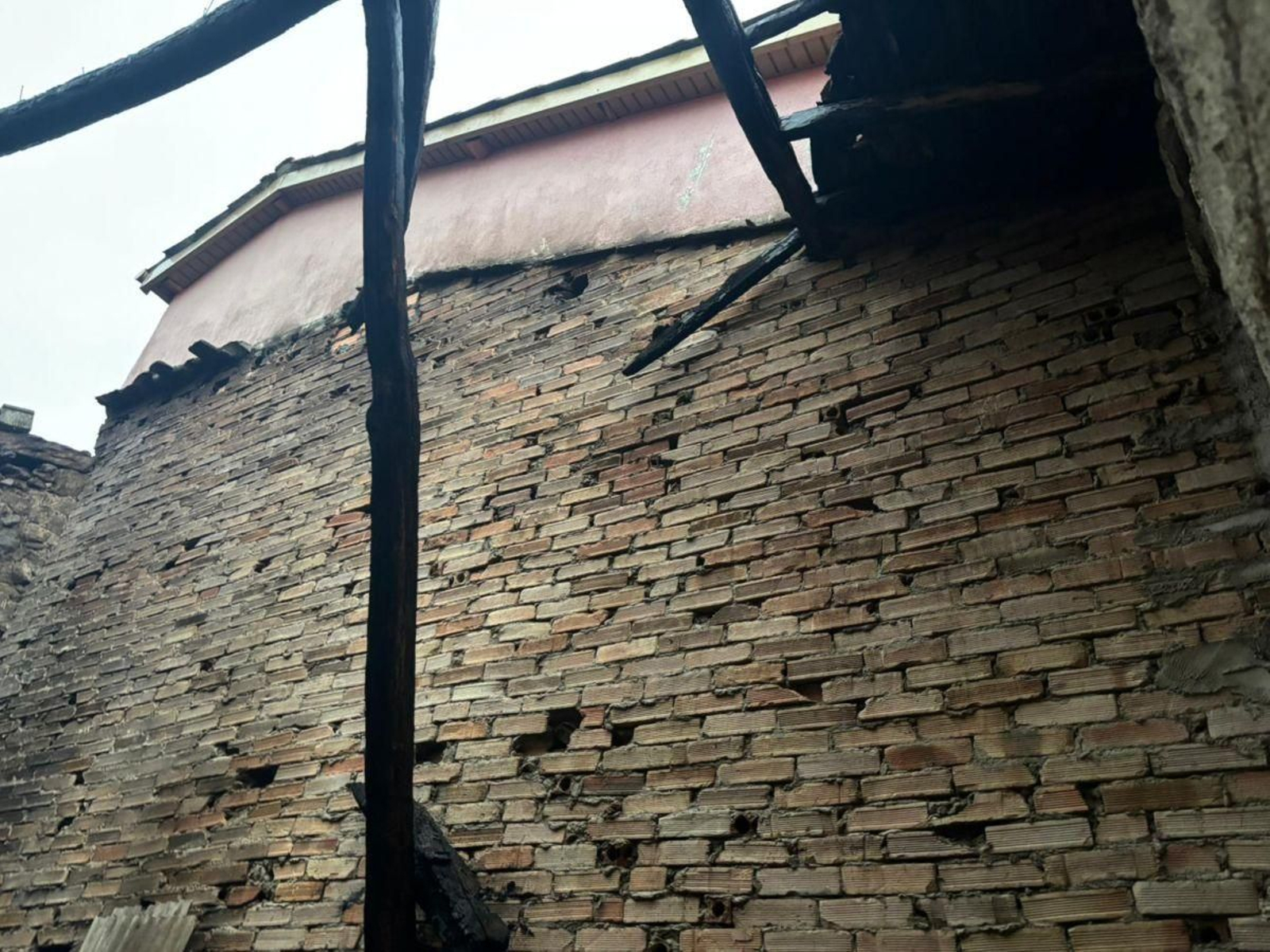 La vivienda dañada, adyacente al pajar quemado.