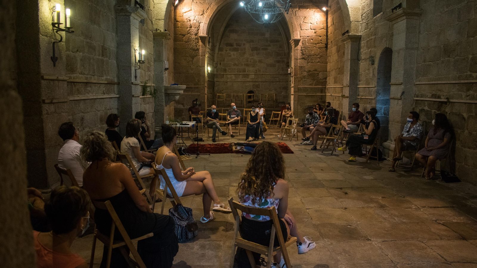 Iglesia Magdalena (Ribadavia) 22/07/20. Representación Residencia Paradiso en la iglesia de la Plaza de la Magdalena en Ribadavia, Teatro MIT, en Ribadavia, hoy, 22 de julio de 2020.