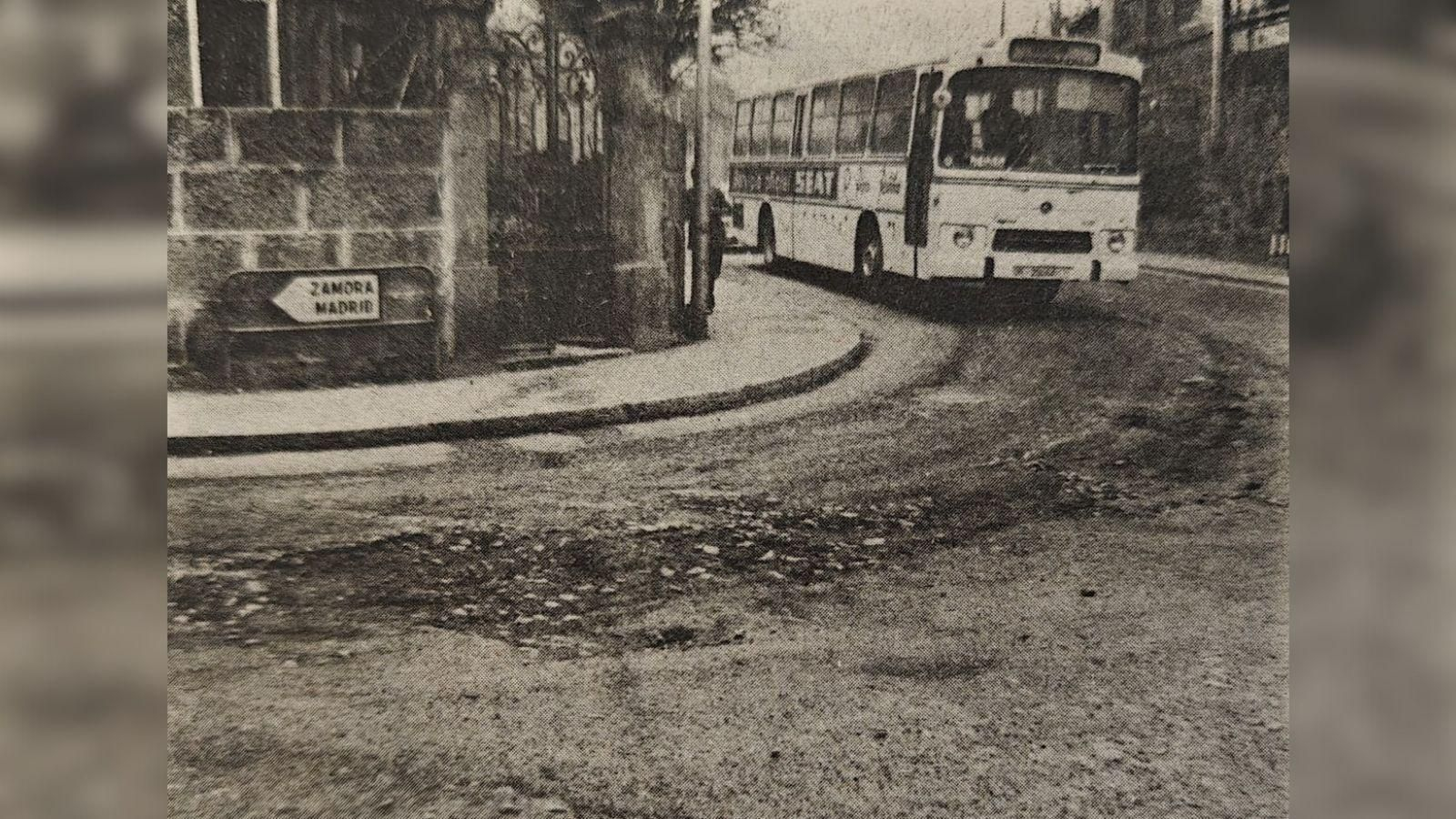 Lamentable estado de la calzada en el cruce de la Avenida de Portugal.