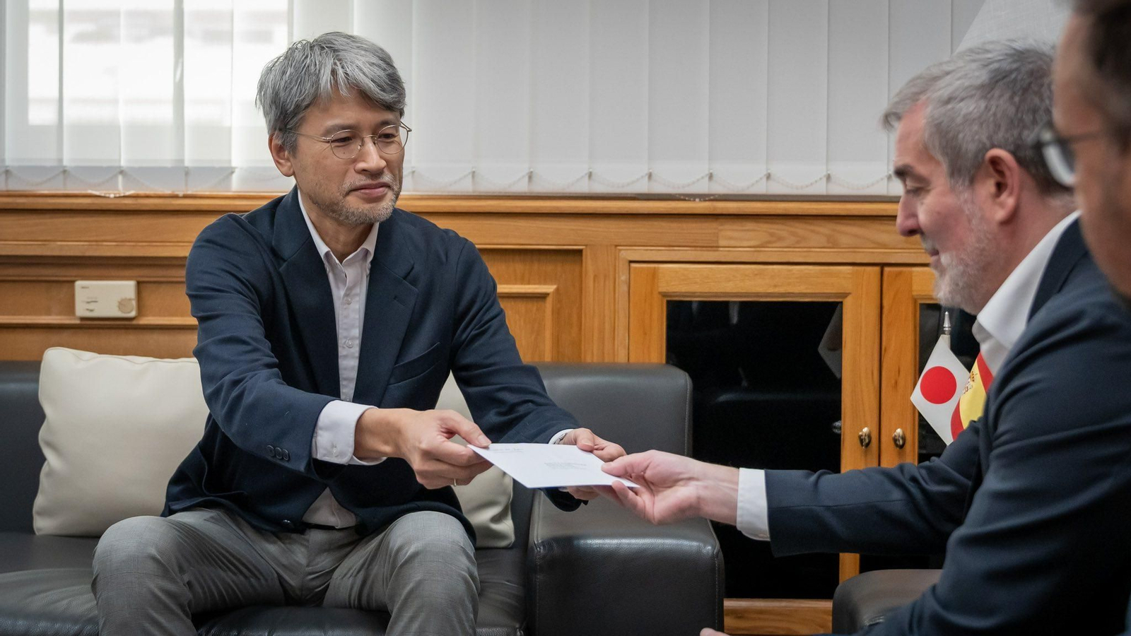El presidente de Canarias junto al consul de Japón