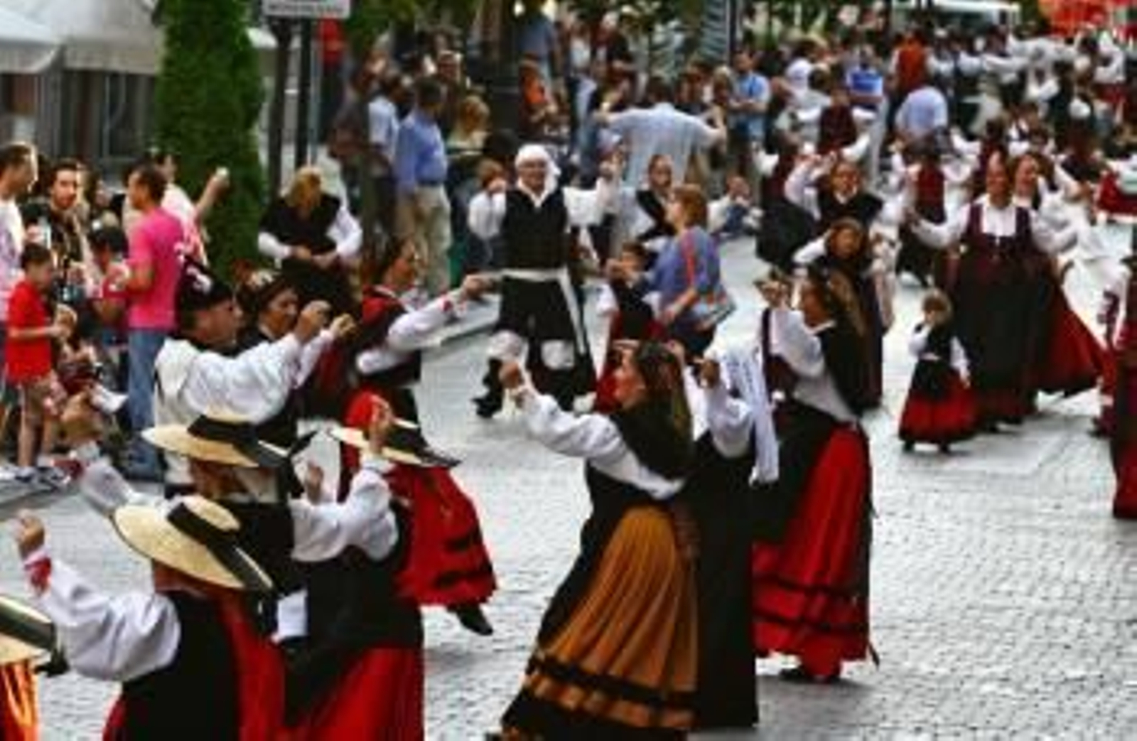 El baile gallego fue el protagonista ayer por la tarde en la Plaza de Compostela. Foto: Carlos Pereira