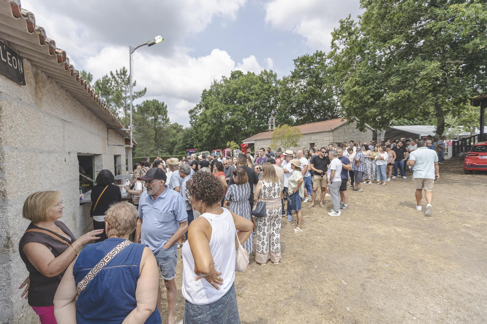 Galería |  Casi mil chuletones servidos este año en la fiesta de Garabás