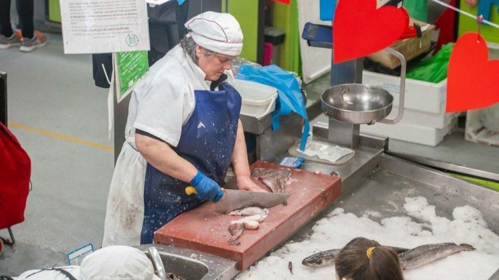 Una peixeira de la Plaza de Abastos de Cangas.