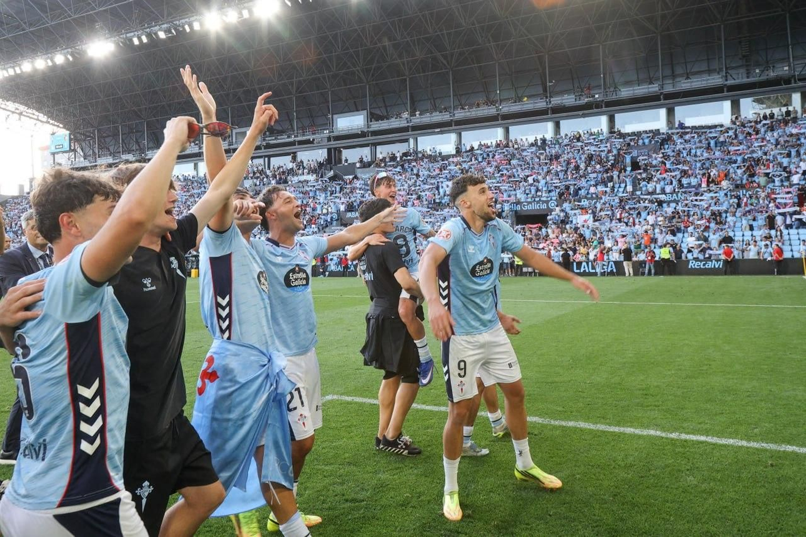 Galería | El Celta Fortuna golea a la Ponferradina y sube a Segunda División