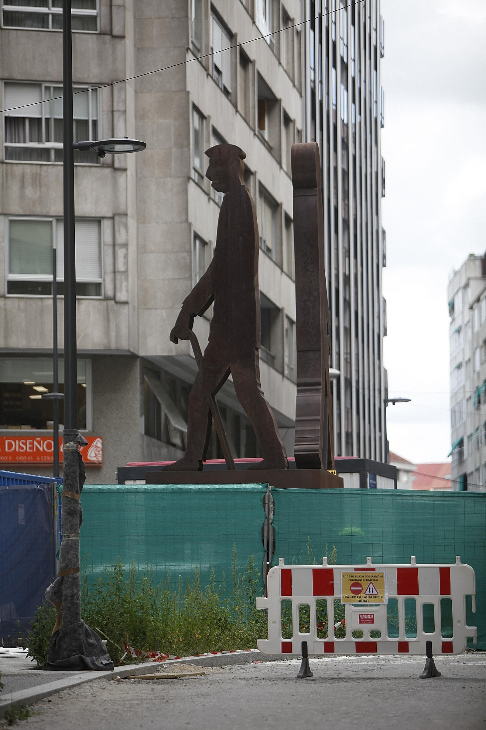 La instalación de la estatua de Los Ramones