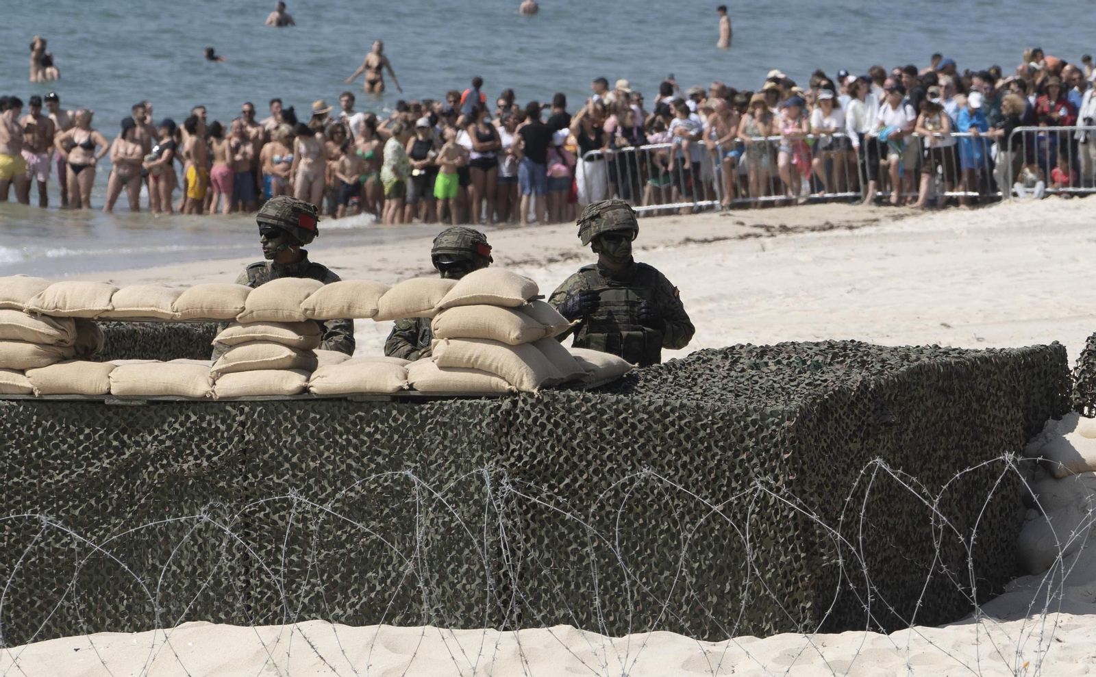 Galería | Felipe VI participa en la revista naval y presencia la exhibición de militares en Samil