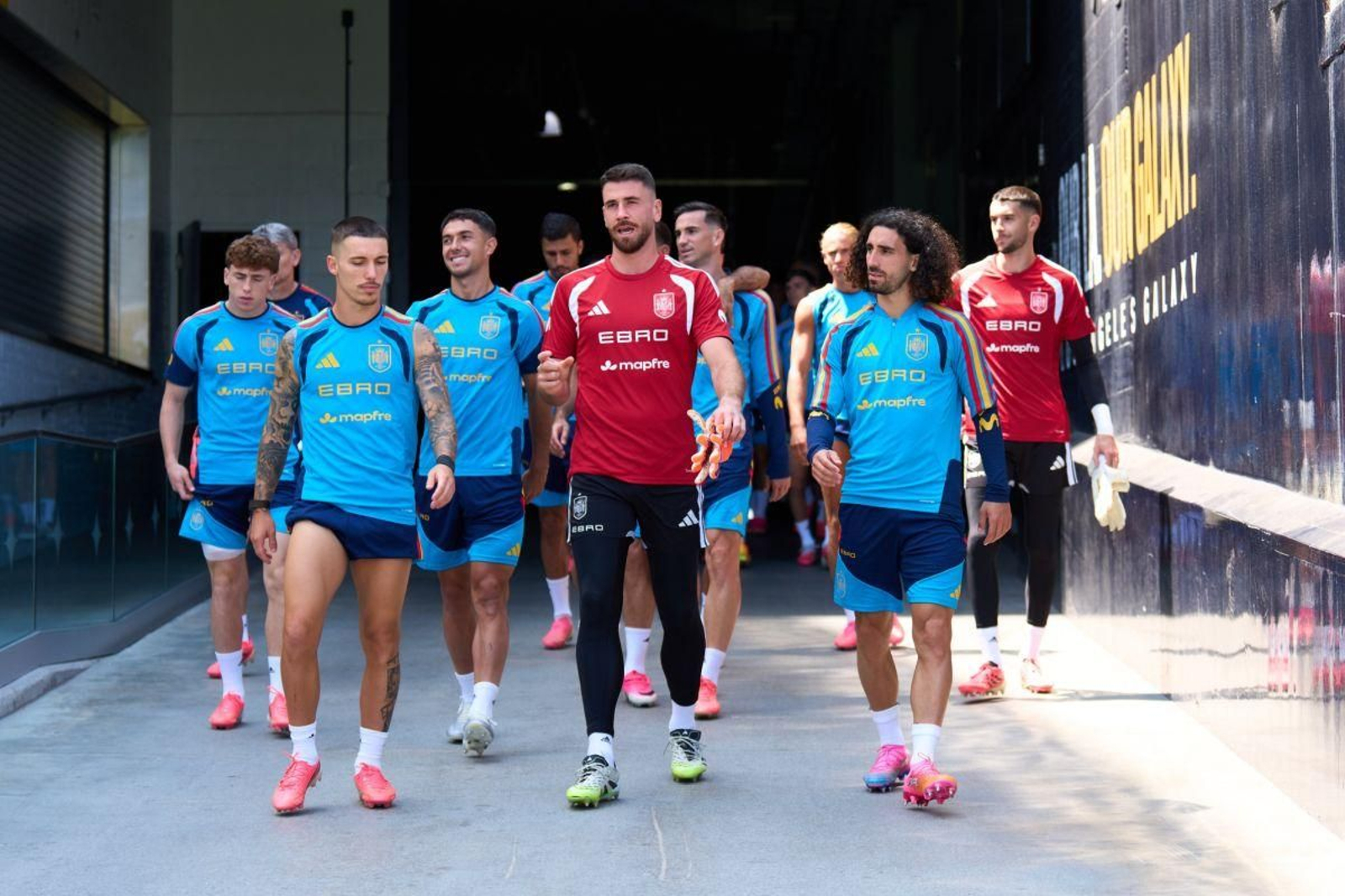 Los jugadores de la selección española salen al campo para una sesión de entrenamiento en el Mundial.